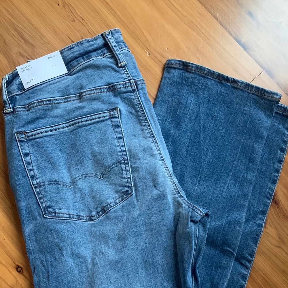 Men’s relaxed straight fit jeans.
